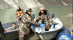 关注丨西藏军区组织冲锋舟转移堰塞体施工人员