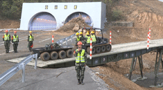 40分钟建起一座公路桥 这场冬季高速救援演练很成功！
