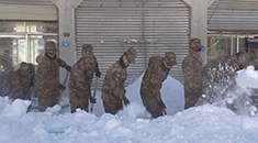 西藏持续暴雪覆盖90%公路 600余名官兵紧急出动