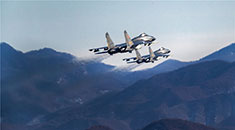 空军双机编队超低空穿越山谷 部分画面为首次曝光