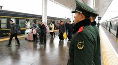 春节长假首波返程高峰 武警官兵守护旅客安全出行
