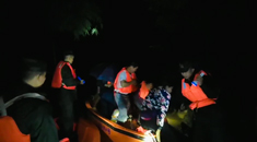 广西崇左洪水肆虐 武警官兵深入孤岛紧急驰援