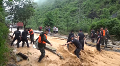 广西百色山洪冲垮国道致4死 幸存者：救生绳上有6个人