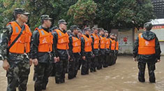 江西：多地发生洪水险情 武警官兵紧急救援