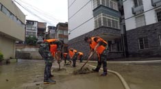 广西柳州：强降雨致城市内涝 武警官兵展开清淤工作