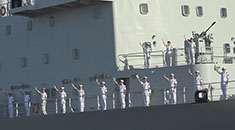 现场丨海军第33批护航编队今天从山东青岛起航