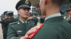 @列兵 戴上红肩章 你就是武警部队的人了