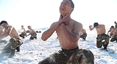零下15℃天山腹地 特战队员邀你挑战“雪浴”！