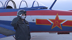 实拍丨空军第11批女飞行学员夜间标志灯着陆训练