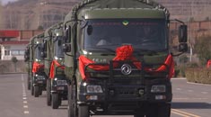 火箭军某团举行新型战车入列仪式