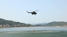 直升机灭火演练 一次可以扑灭800平方米以上的林火！