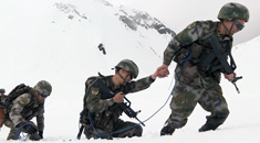 西藏：挺进4600高地 边防战士干粮蘸雪叹“真香”