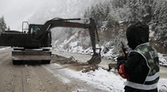 西藏：突发自然灾害 武警官兵连续奋战抢通318国道