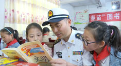 现场纳入“阳光助学联盟” 看子弟兵的扶贫效率