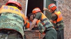 广西多地遭遇洪灾 武警官兵连续救援