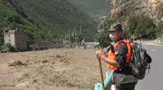四川甘孜：暴雨引发泥石流 救援行动紧急展开