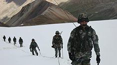  惊险！海拔6000米冰壁攀爬 侦察兵滚下雪坡