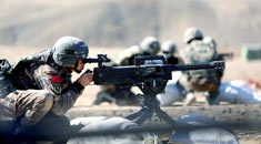 新疆 武警官兵重火器实射场面壮观