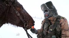 风雪巡逻路 战士脸上结满霜花