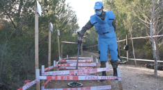 发现裸露地雷！探访中国蓝盔“蓝线”密林扫雷