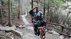 敬礼！训导员带军犬“巴顿”看望老战友“托雷”