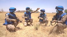 围观中国蓝盔全员全装机动防卫演练