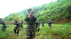 东风快递员从容应对“核生化袭击”