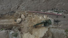 川藏线发生泥石流塌方，武警官兵紧急抢通道路！