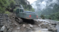 突发！国道318线波密县境内路基垮塌，武警官兵紧急抢修