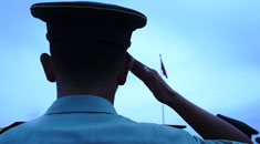 退伍季丨广场卫士最后一次向国旗敬礼 