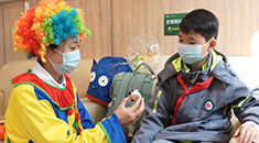 看，医护人员和患儿做的“冰墩墩”！