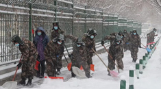 降雪厚达15cm以上，武警官兵紧急支援清理积雪