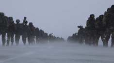 边防官兵野营拉练在暴风雪中展开！