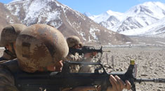 喀喇昆仑高原，看官兵轻武器实弹射击考核！