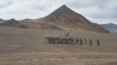 某新型步战车“亮剑”海拔5100米高原