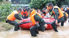 广西北海：洪水侵袭，武警官兵紧急营救