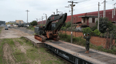 看挖掘机怎样开上铁路平板