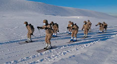 -20℃ 新疆军区某工兵团开展滑雪滑冰训练