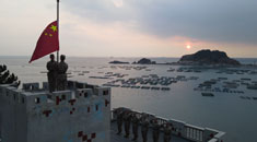 渤海前哨 飘扬的五星红旗迎来新年第一缕阳光
