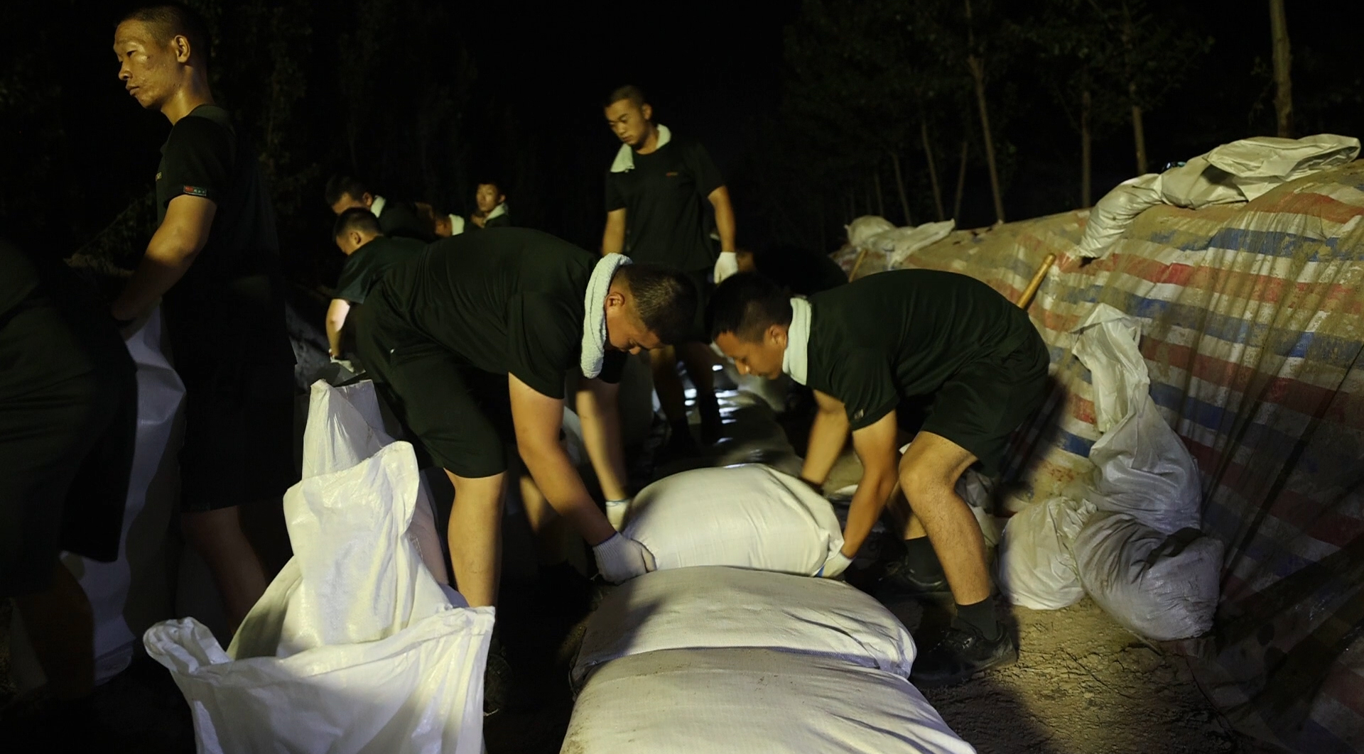 加固堤坝：与时间赛跑 与洪水赛跑