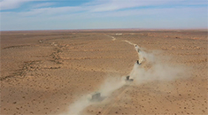 车轮滚滚  汽车兵荒漠峡谷上演“速度与激情”