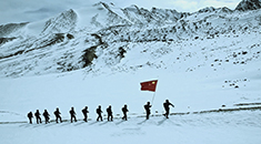 刀尖划出边界线 守卫边防我们《寸土不让》！