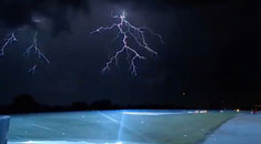 罕见！美国暴雨上演闪电秀 8秒内11道闪电打在同一处