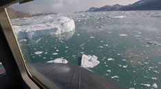 NASA科学家飞越格陵兰岛追踪冰川融化