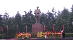 湖南韶山，军地联合举行向毛泽东同志铜像敬献花篮仪式