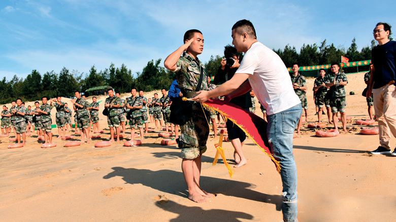 全国见义勇为模范人选王亮：战友身边的精武标兵