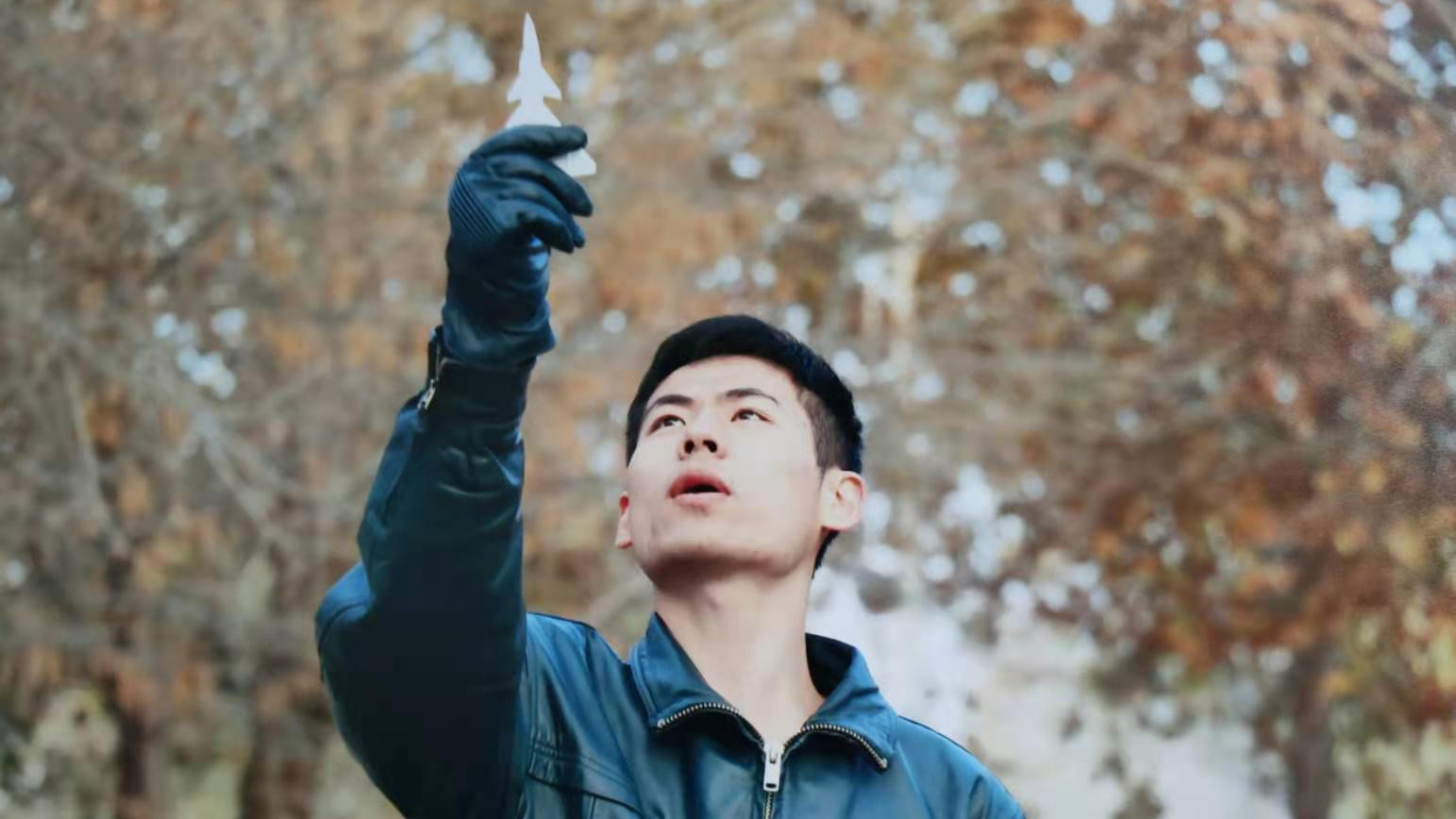 从抬头仰望到直冲云霄，那个追飞机的孩子开上了歼-20