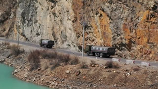 驾驶油罐车勇闯川藏线