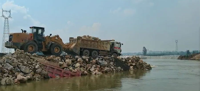 直播回放：直击封堵新乡共产主义渠决口，40余辆卡车被推进洪流！